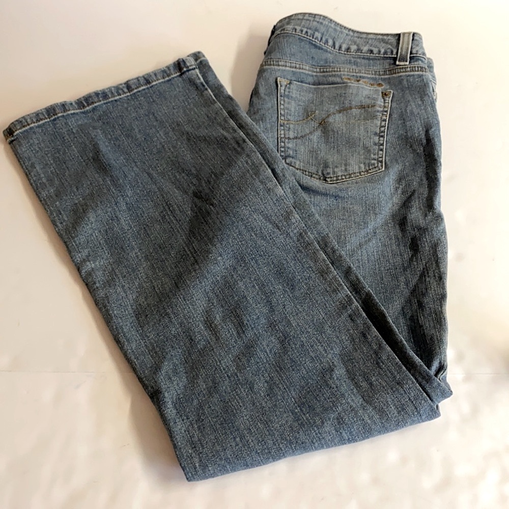 DKNY Jeans mid-rise wide leg.Size 9.Inseam 32”.In great condition.98%cotton